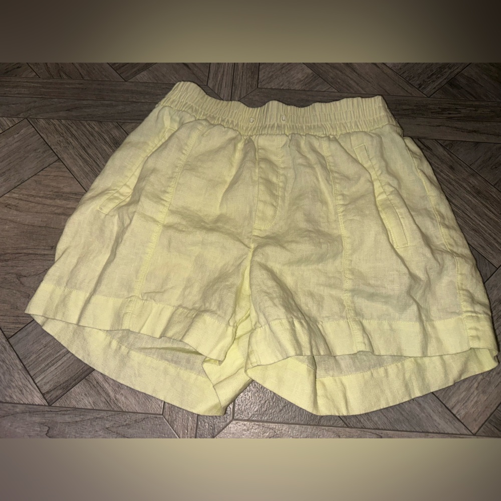 Athleta Retreat Linen Mid Rise 4" Short in Color Limone
